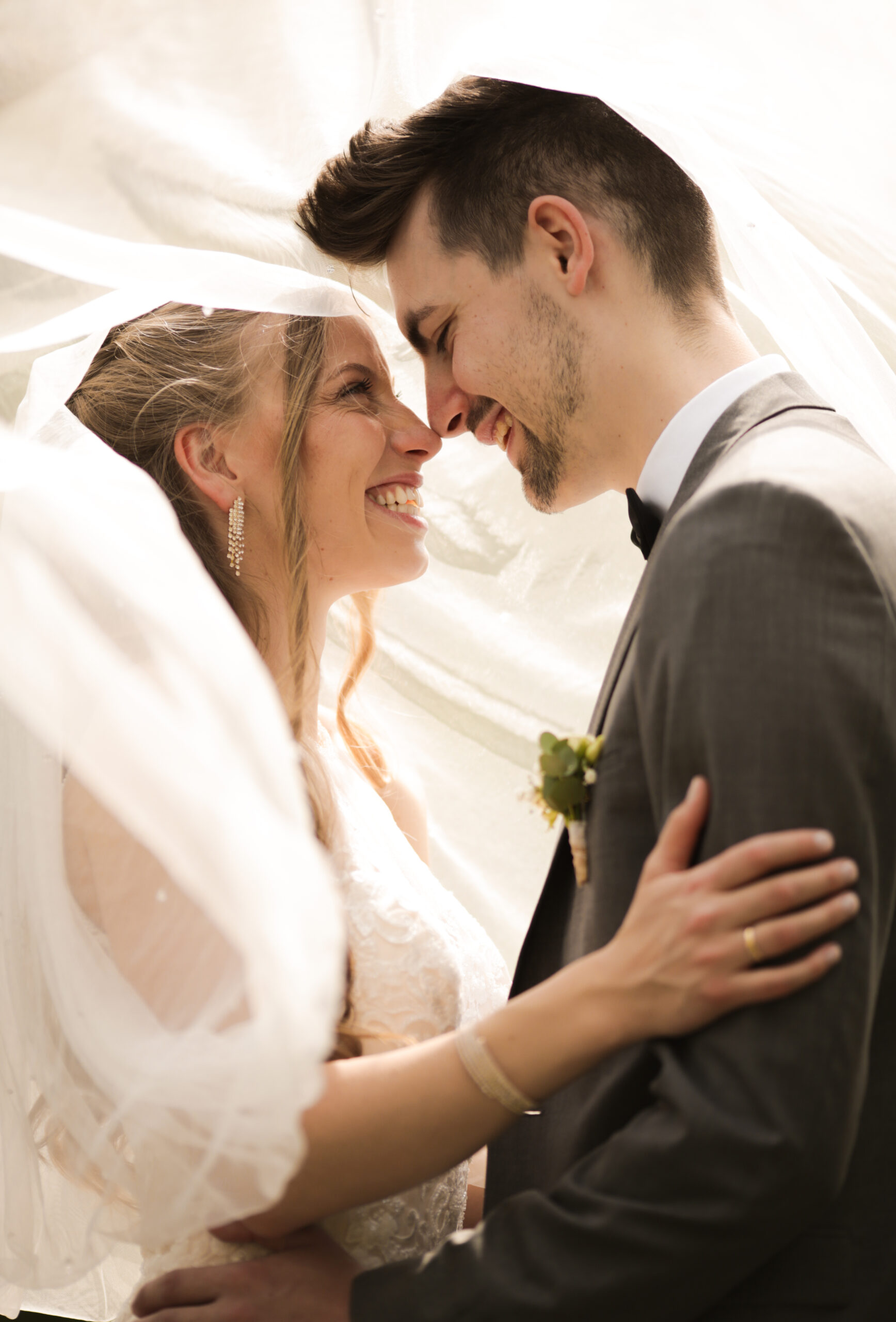 brautpaar-schleier-hochzeit-bayern Emotionales Brautpaar unter dem Schleier – Hochzeitsmoment in Bayern
