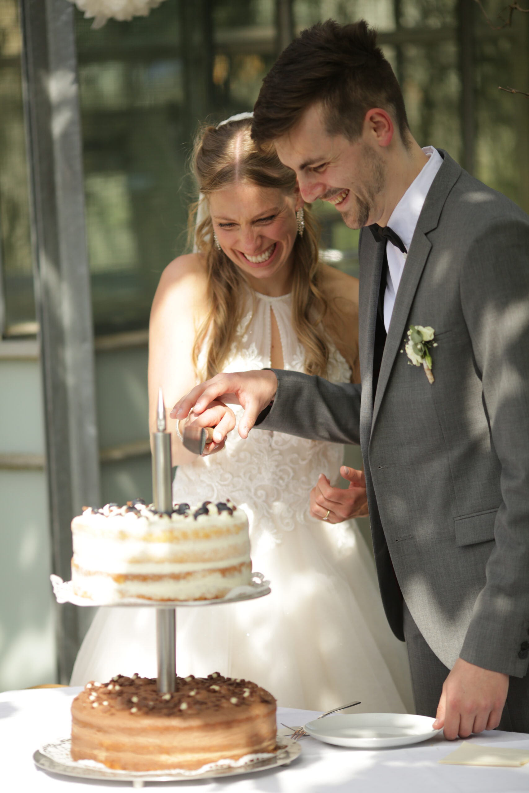 torte-detail-hochzeit-hof Detailaufnahme anschneiden der Hochzeitstorte