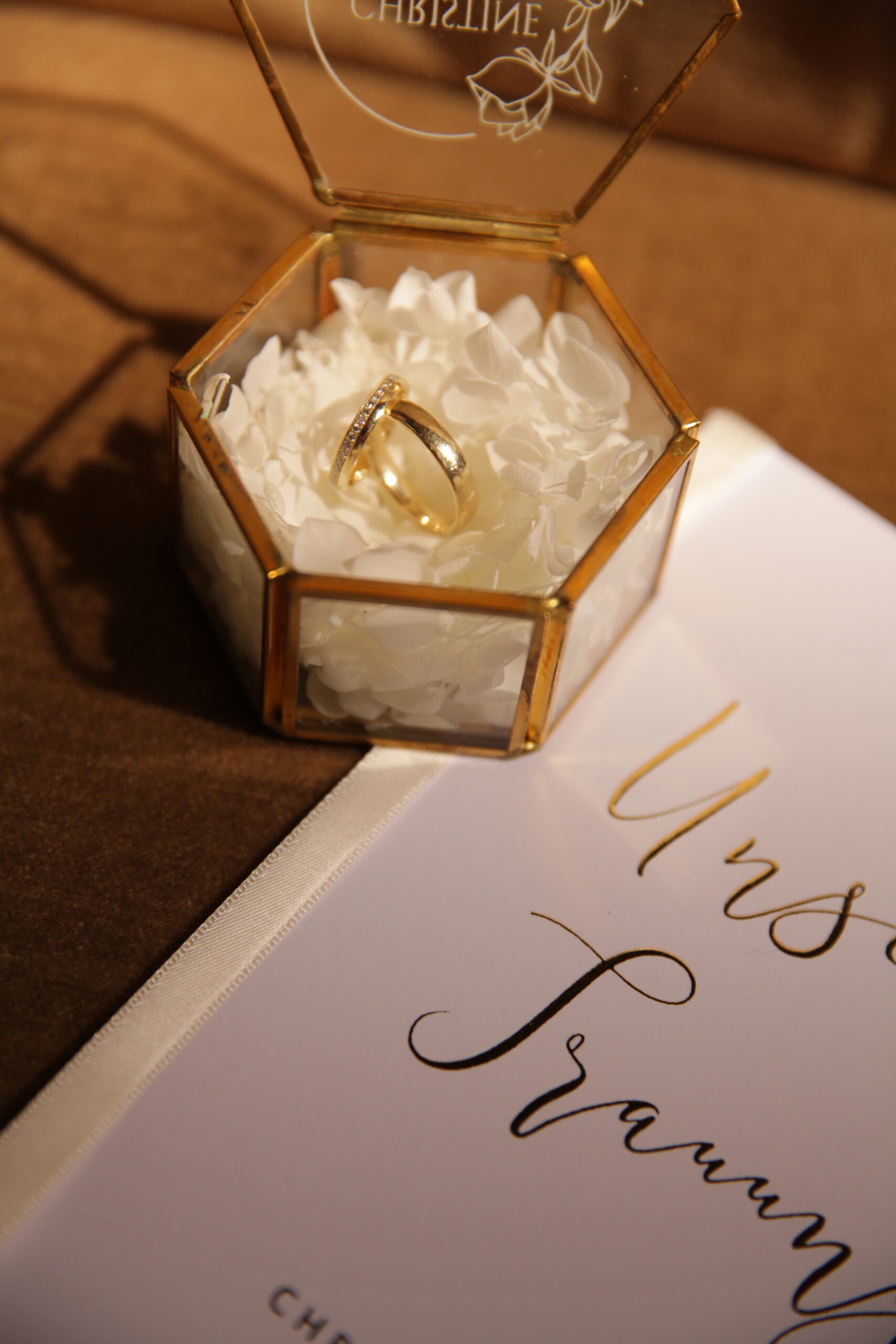 getting-ready-braut-hochzeit-hof Braut bei den Vorbereitungen mit elegantem Spiegelporträt