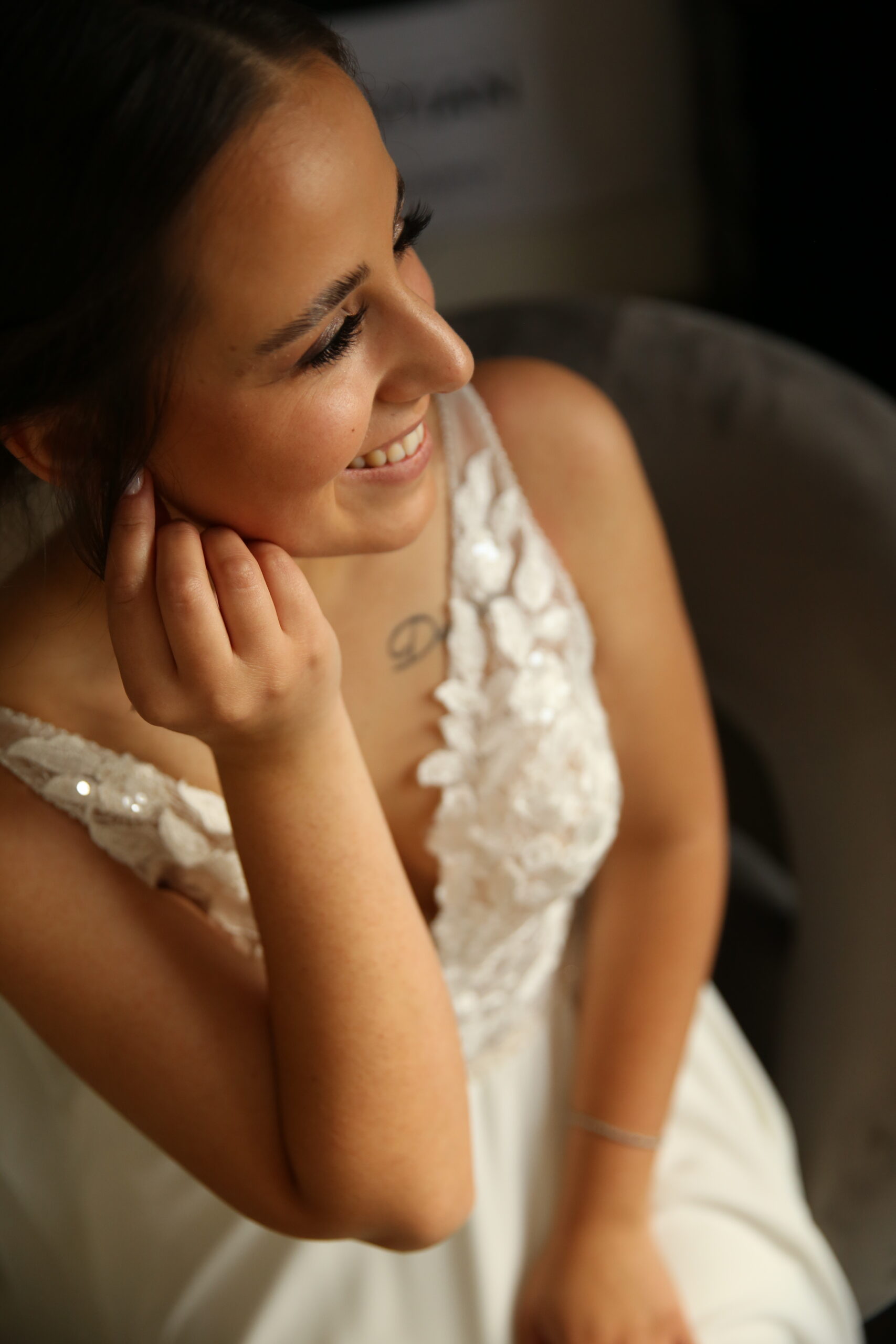 getting-ready-hochzeit-braut-hof Emotionale Vorbereitung der Braut vor der Hochzeit in Hof, Bayern