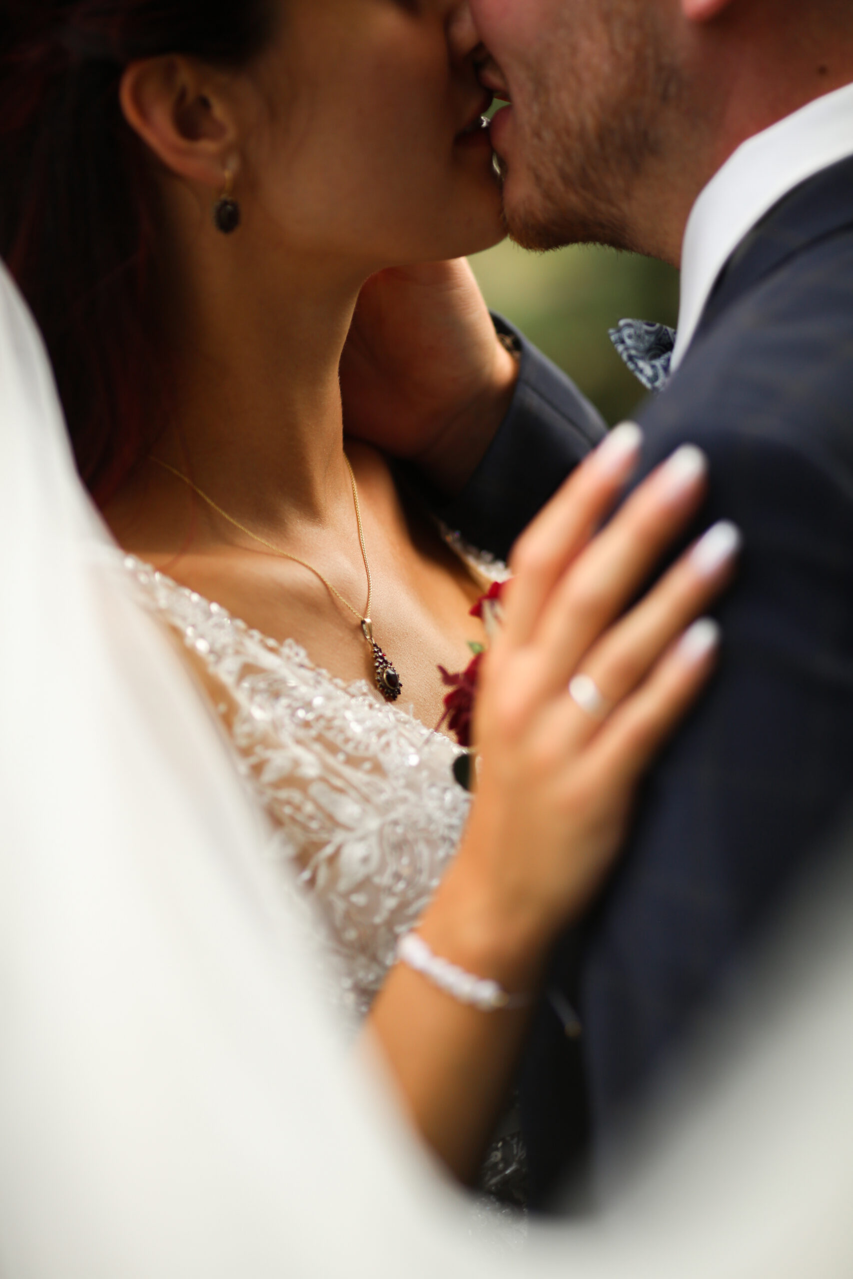 hochzeitspaar-kuss-romantik-bayern Küssendes Brautpaar während eines romantischen Moments in Bayern